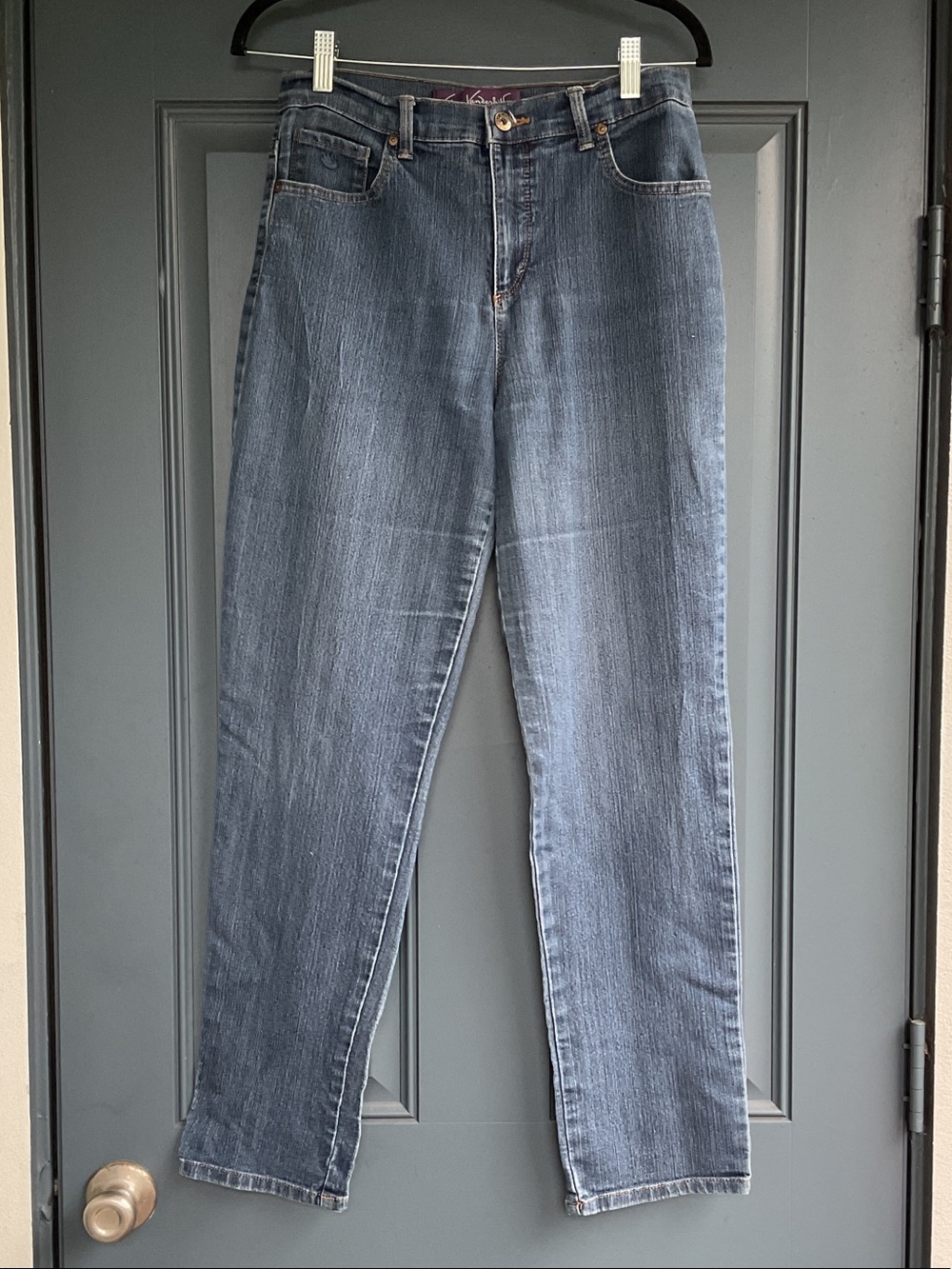 Gloria Vanderbilt Classic Straight-Leg Jeans in Medium Blue Wash, Size 8
